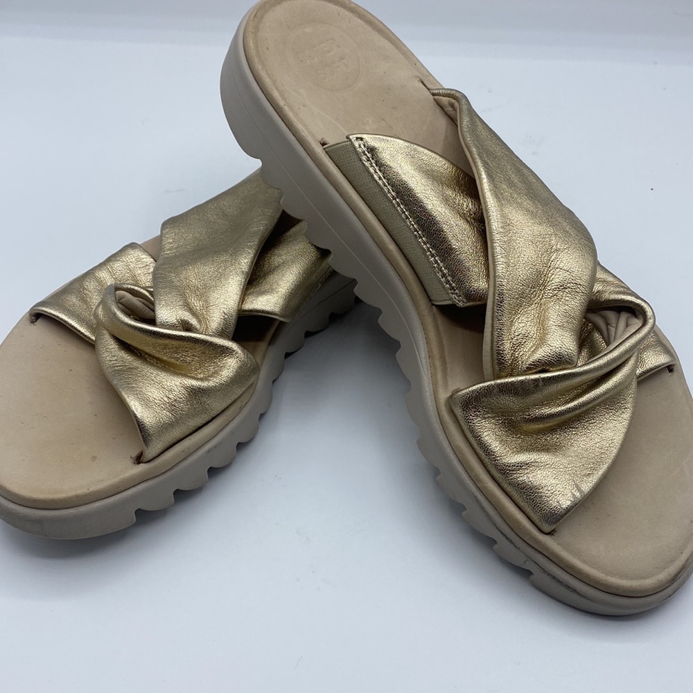 PAUL GREEN
LANAI LEATHER METALLIC WEDGE **NOTE**